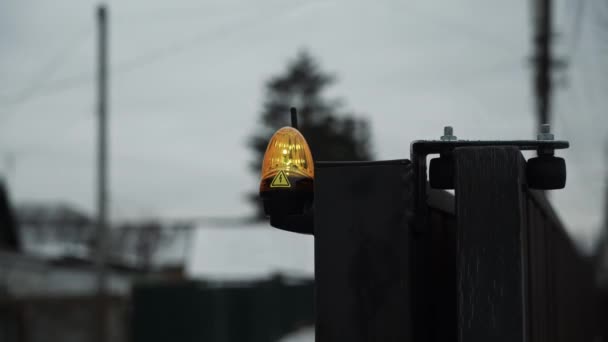 電気技師はゲートの黄色い信号ランプを接続します 警告黄色いフラッシュランプ — ストック動画