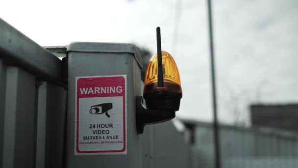 Eletricista Conecta Lâmpada Sinal Amarela Para Portão Aviso Lâmpada Flash — Vídeo de Stock
