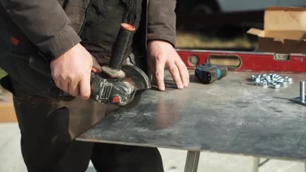 Werknemer Snijden Metalen Buis Met Behulp Van Een Hoekslijper Heldere — Stockvideo