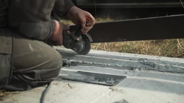 Robotnik Przecinający Metalową Rurkę Pomocą Szlifierki Kątowej Jasne Iskry Błyski — Wideo stockowe