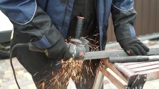 Tubo Metal Corte Trabalhador Usando Rebarbador Faíscas Brilhantes Flashes — Vídeo de Stock