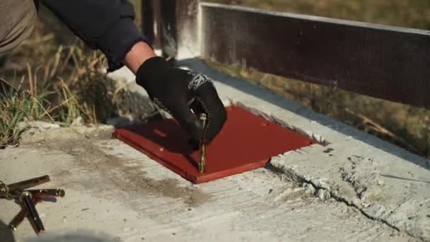 建筑工人用金属拧紧螺栓 工人拧紧螺母和螺栓的特写 — 图库视频影像