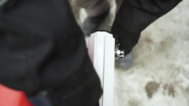Bauarbeiter Zieht Mit Einem Metallschlüssel Eine Schraube Nahaufnahme Eines Arbeiters — Stockvideo