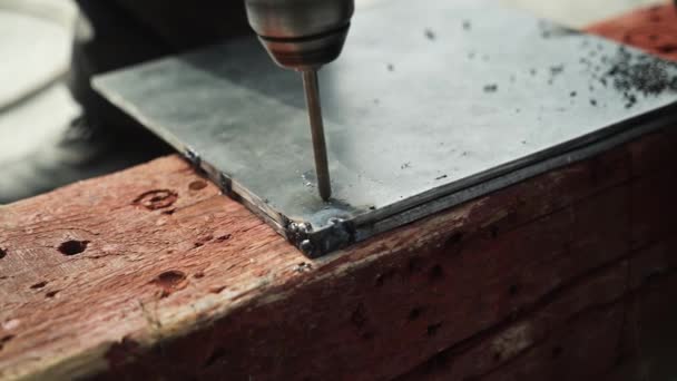 Nahaufnahme Des Bohrers Bohren Metallrohr Bohren Eines Lochs Das Quadratische — Stockvideo