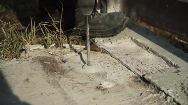 Builder Perce Trou Dans Mur Avec Une Perceuse Marteaux Gros — Video