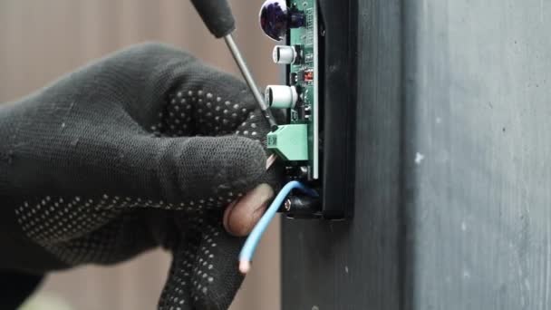 Elettricista Installa Cablaggi Utilizzando Connettori Collegamento Fili Apparecchiature Automazione Elettronica — Video Stock