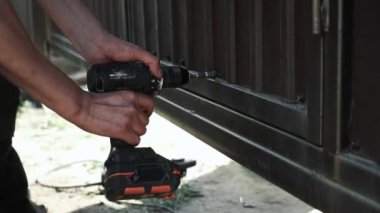 Matkap ucunu kapatın ve metal boruyu delin. Kare çelik boruda bir delik açmak.