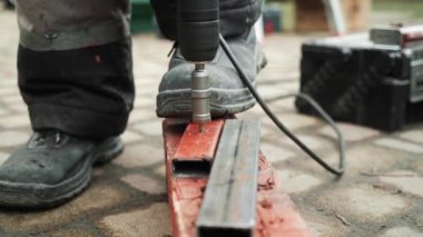 Matkap ucunu kapatın ve metal boruyu delin. Kare çelik boruda bir delik açmak.