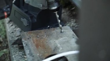 Matkap ucunu kapatın ve metal boruyu delin. Kare çelik boruda bir delik açmak.