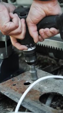 Matkap ucunu kapatın ve metal boruyu delin. Kare çelik boruda bir delik açmak.