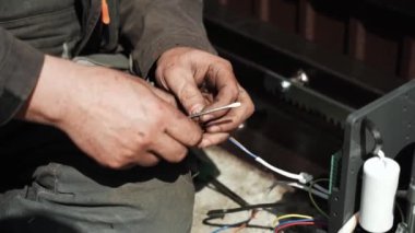 Elektrikçi, konnektörleri kullanarak kabloları otomasyon ve elektronik ekipmanlara bağlıyor. Elektrikli aletlerin elektrik kablolarının bağlantısı