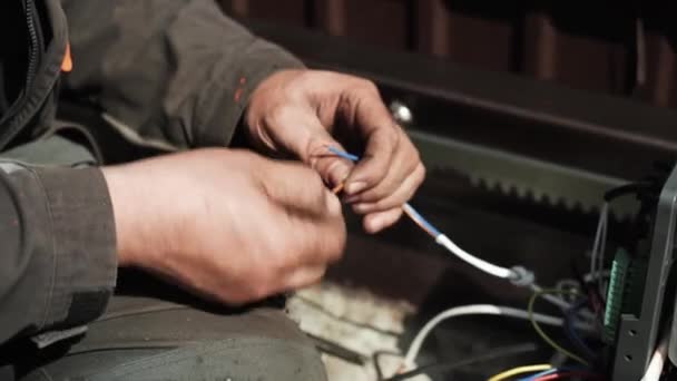 Elektrikçi Elektrik Kablolarının Kurulumunu Hazırlıyor Elektrikçi Kurulum Için Kablolar Hazırlıyor — Stok video