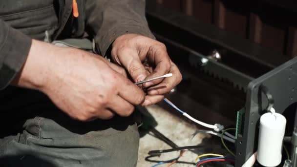 Elektriker Installiert Verkabelung Mit Steckverbindern Zum Verbinden Von Drähten Automatisierungs — Stockvideo