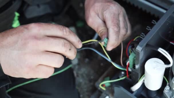 Electricista Instala Cableado Usando Conectores Para Conectar Cables Equipos Automatización — Vídeo de stock