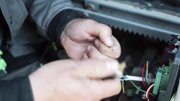 Elektrikçi Elektrik Kablolarının Kurulumunu Hazırlıyor Elektrikçi Kurulum Için Kablolar Hazırlıyor — Stok video