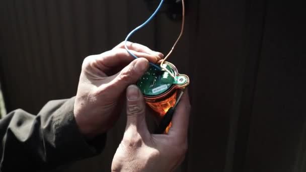 Elektricien Verbindt Gele Signaallamp Voor Poort Waarschuwing Gele Zaklamp — Stockvideo