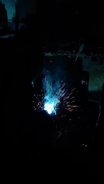 焊机焊接金属管 铁焊焊接火花 — 图库视频影像