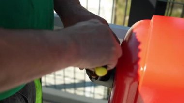 Elektrikçi kapı için sarı sinyal lambasını bağlıyor. Sarı lamba uyarısı. Dikey video