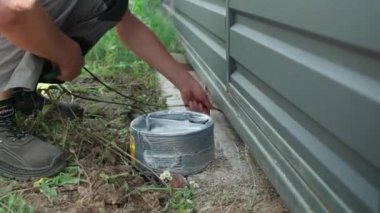 Elektrikçi elektrik kablolarının kurulumunu hazırlıyor. Elektrikçi kurulum için kablolar hazırlıyor