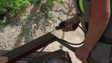 Kaynakçı metal bir boru kaynak yapar. Demir kaynaklama. Kaynak Kıvılcımları