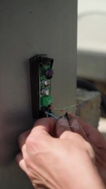 Elektrikçi, konnektörleri kullanarak kabloları otomasyon ve elektronik ekipmanlara bağlıyor. Elektrikli aletlerin elektrik kablolarının bağlantısı