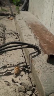 Elektrikçi elektrik kablolarının kurulumunu hazırlıyor. Elektrikçi kurulum için kablolar hazırlıyor. Dikey video