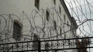 Dikenli tel tel ve jilet teli. Hapishane duvarı