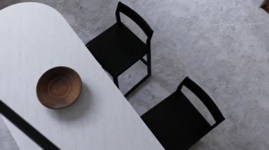 Geniş ahşap mutfak ve beyaz mermer. 3D animasyon. Mutfak adasının üst manzarası, plakalı beyaz yüzey..