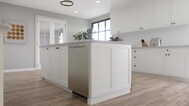 Geniş panoramik pencereli büyük beyaz mutfak. 3D animasyon. Beyaz çekmeceli mutfak, mutfak aletleri ve beyaz mermer..