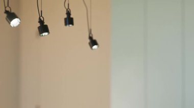 Günışığı ve koyu aksanlı modern ferah parlak mutfak. 3D animasyon. Mutfağın içindeki siyah elementlerle pastel renklerin karışımı..