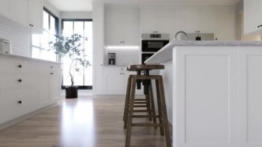 Büyük beyaz mutfak, ada, büyük ahşap bar taburesi ve gerekli tüm aletler. 3D animasyon. Beyaz çekmeceli mutfak, mutfak aletleri ve beyaz mermer..