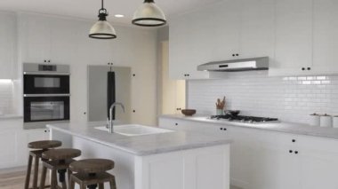 Ada ve gerekli tüm aletlerle dolu büyük beyaz bir mutfak. 3D animasyon. Beyaz çekmeceli mutfak, beyaz mermer ve beyaz fayanslı arka fıskiye ve mutfak aletleri..