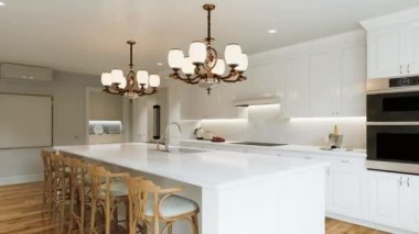 Long Island 'lı geleneksel beyaz mutfak ve ahşap döşemeli ahşap sandalyeler. Büyük avizeleri ve mutfak aletleri olan klasik mutfak. 3d canlandırma