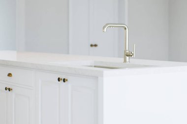 Lavabo manzaralı. Beyaz dolaplı mutfak adası. 3B görüntüleme.