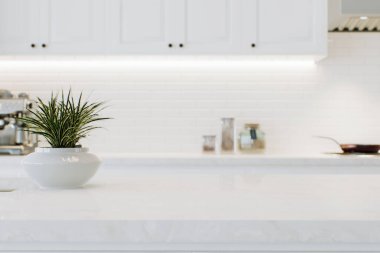 Modern beyaz mutfak tezgahı. Kapalı mekanları ve reklam alanları var. Ürününüzü arka planda bulanık bir mutfak alanına monte ediyorlar. 3B görüntüleme.