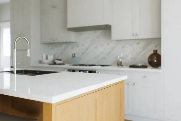 キッチン島の眺め 白い大理石のカウンタートップ 製品プレゼンテーションのためのぼやけた白いキッチン背景 ボケのキッチンの背景がぼやけたテーブル 3Dレンダリング — ストック写真