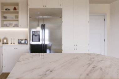 Mermer tezgahlı mutfak ve yüzeydeki ürünleri görüntülemek için mutfak arka planı bulanık. Ev aletleri ve çatal bıçaklarla dolu mutfak. 3B görüntüleme