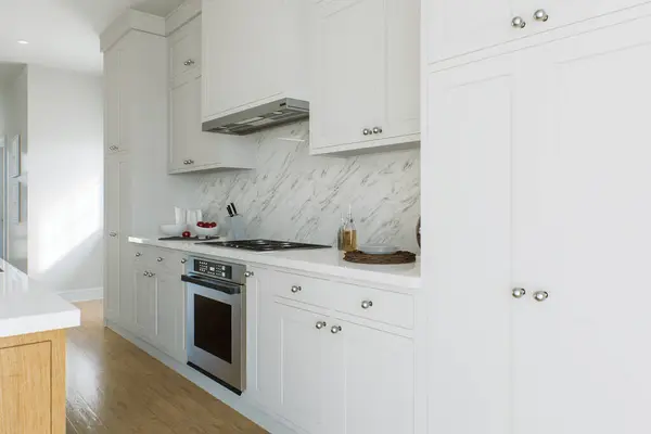 Keuken Met Witte Kasten Keukenapparatuur Houten Vloeren Keukenmuur Met Servies — Stockfoto