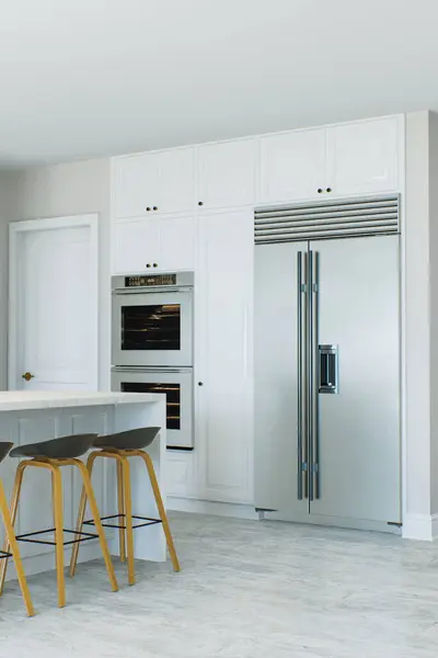 Weiße Küche Mit Insel Barhocker Kühlschrank Einbaugeräte Helle Küche Mit — Stockfoto