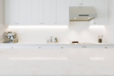 Macro ürün sunumu ve reklamcılık için mutfak tezgahına odaklan. Mermer yüzeyi ve bulanık arka planı olan beyaz bir mutfak. 3B görselleştirme