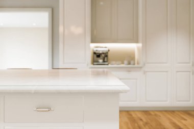 Beyaz mermer kaplı beyaz mutfak tezgahı, bulanık arkaplan. Tezgah yüzeyinde, mutfak içi ürünlerin sunumu. 3B görüntüleme