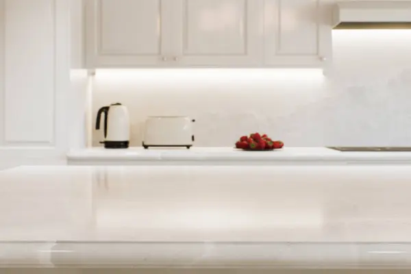 Kitchen White Countertop White Marble Blurred Bokeh Background Presentation Goods — Stock Photo, Image