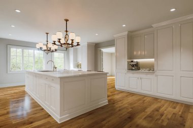 Long Island 'lı geleneksel beyaz mutfak ve ahşap döşemeli ahşap sandalyeler. Büyük avizeleri ve mutfak aletleri olan klasik mutfak. 3d oluşturma