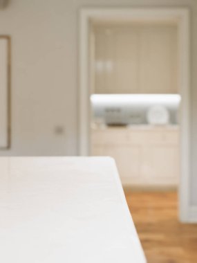 Beyaz mermer kaplı beyaz mutfak tezgahı, bulanık arkaplan. Tezgah yüzeyinde, mutfak içi ürünlerin sunumu. 3B görüntüleme