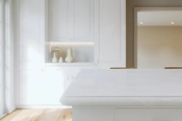 Piano Cucina Bianco Con Marmo Bianco Con Sfondo Bokeh Sfocato — Foto Stock