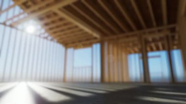 Çerçeve inşaatı. Yapım aşamasında olan ve geçmişi bulanık olan bir çerçevenin odaksız konsept videosu. Mavi gökyüzüne karşı ahşap kiriş ve duvar. 3d canlandırma