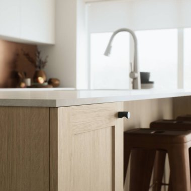 Bu şık mutfak adasında zarif ahşap ve mermer yüzeyler ve modern dekorlar sergileniyor. 3B Hazırlama