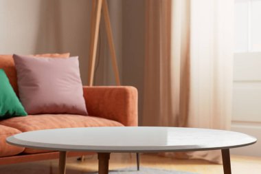 Şık ve şık bir oturma odasında canlı turuncu bir kanepe dekoratif yastıklar ve parlak bir sehpa sergileniyor. 3B Hazırlama