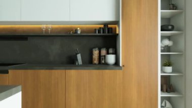 Zarif ahşap aksanlar, gösterişli aletler ve geniş bir açık mekan sergileyen şık ve modern bir mutfak. 3B Canlandırma