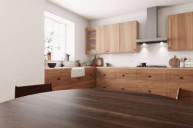 Bu şık ahşap mutfak doğal ışık bolluğuyla dolu geniş bir yemek alanını sergiliyor.